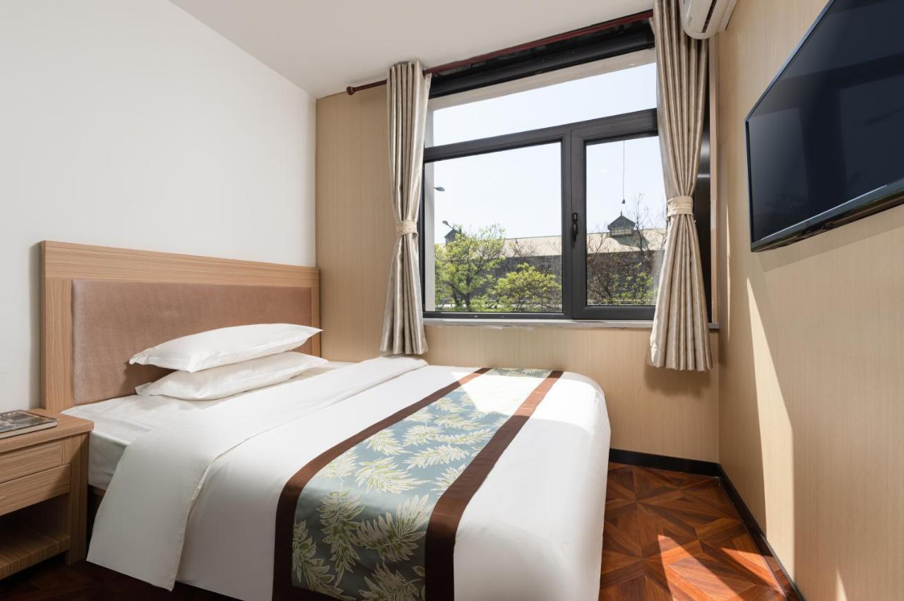 East Sacred Hotel ᴸᴱo---Foreign Accept---Tourism Service English-Speaking 丨 Near Tiananmen Forbidden City丨very Close To Metro Zhangzizhong And Beixinqiao 丨european Foot Ball English丨free Advance Tickets And Laundry Drying Service Coffee Snacks Pekín Exterior foto