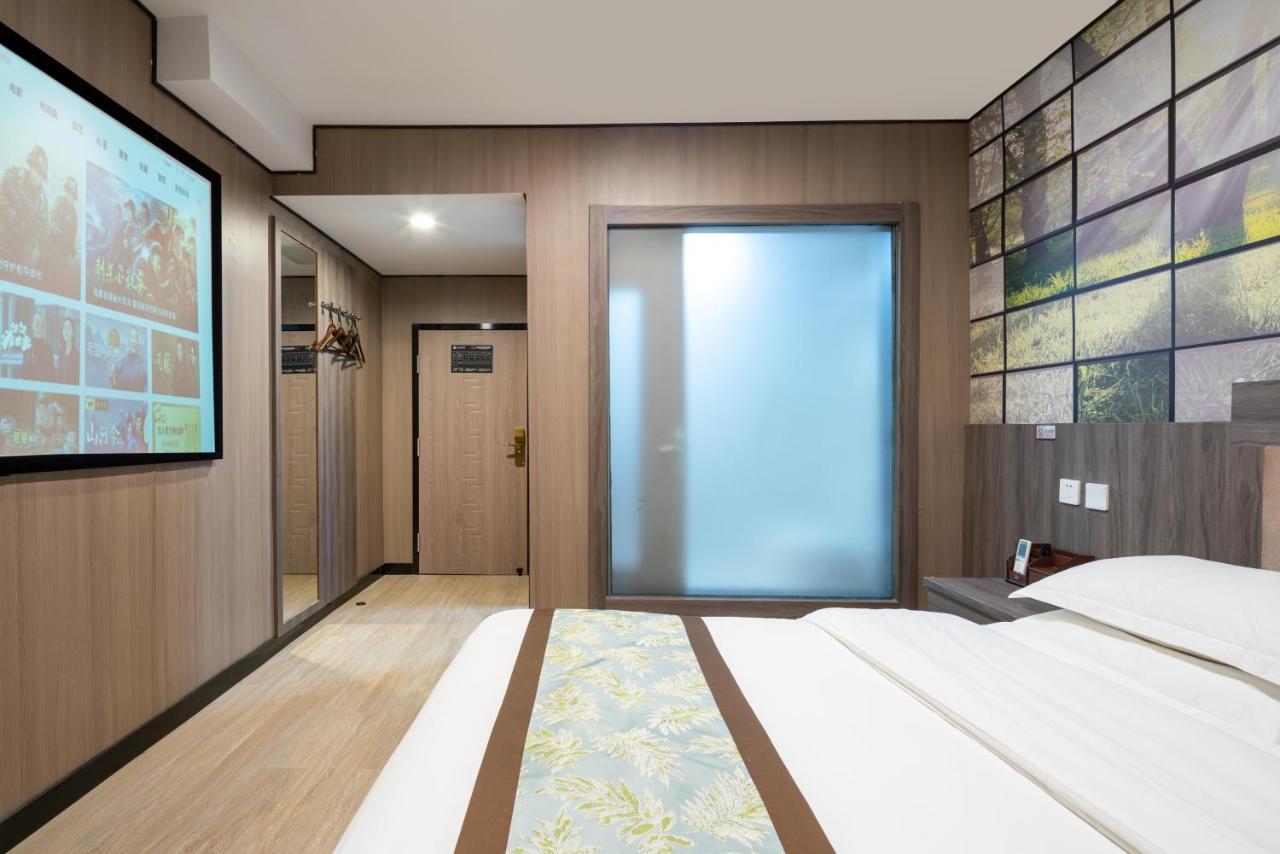 East Sacred Hotel ᴸᴱo---Foreign Accept---Tourism Service English-Speaking 丨 Near Tiananmen Forbidden City丨very Close To Metro Zhangzizhong And Beixinqiao 丨european Foot Ball English丨free Advance Tickets And Laundry Drying Service Coffee Snacks Pekín Exterior foto