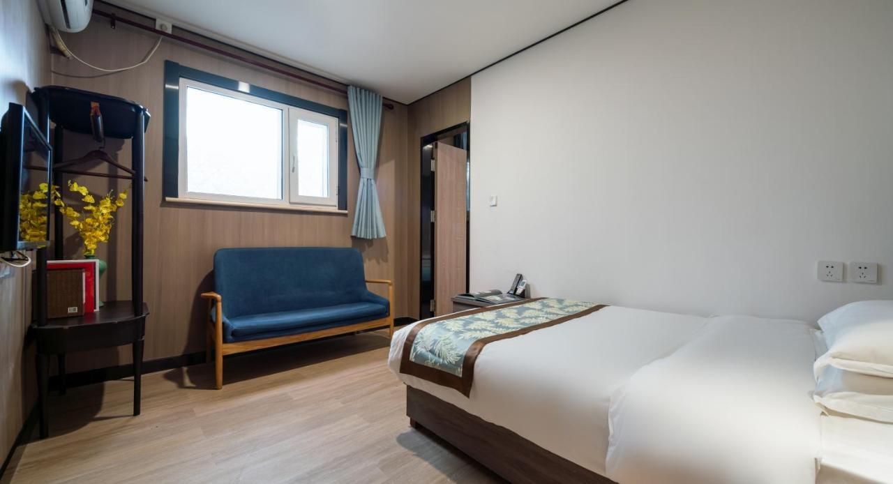 East Sacred Hotel ᴸᴱo---Foreign Accept---Tourism Service English-Speaking 丨 Near Tiananmen Forbidden City丨very Close To Metro Zhangzizhong And Beixinqiao 丨european Foot Ball English丨free Advance Tickets And Laundry Drying Service Coffee Snacks Pekín Exterior foto