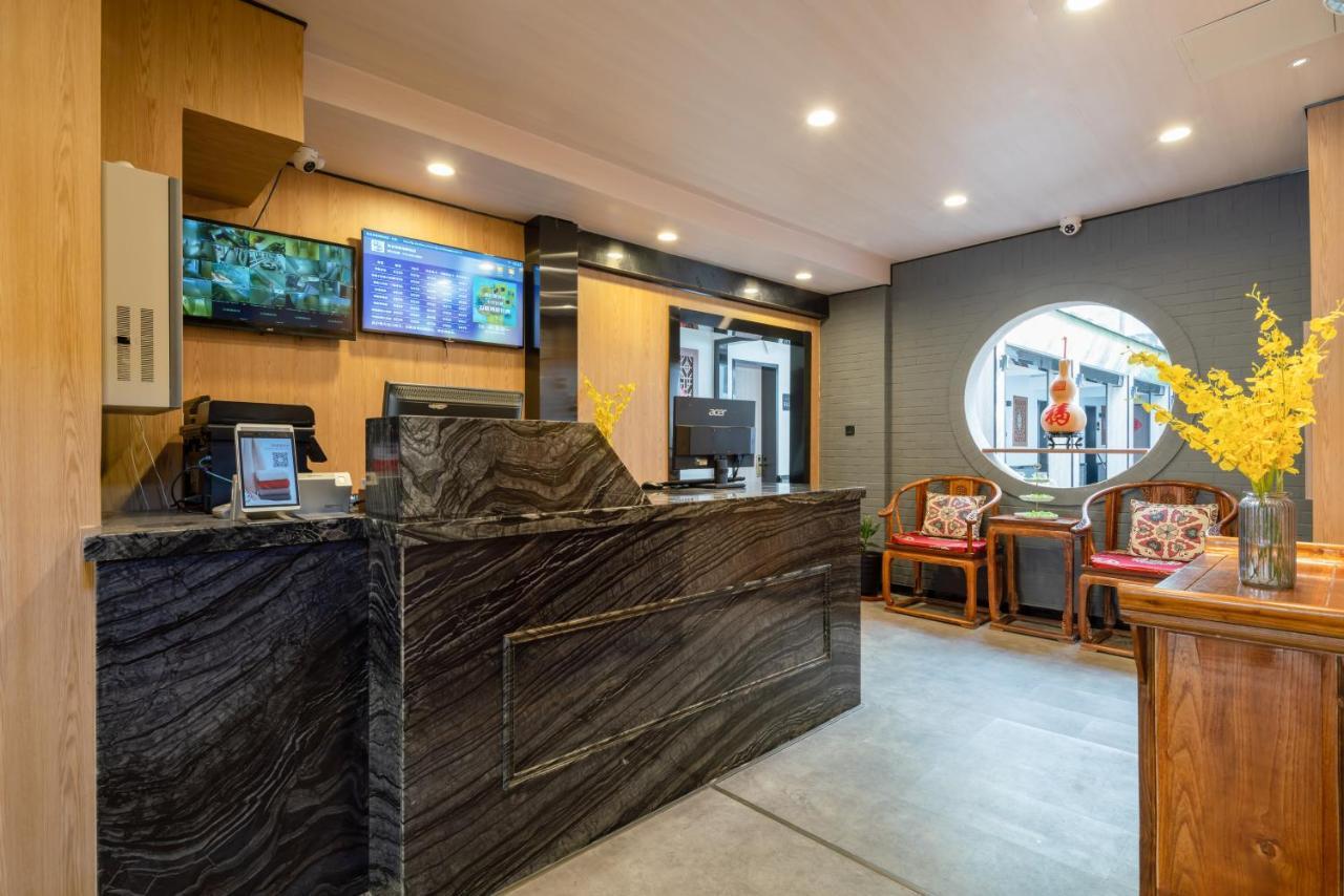 East Sacred Hotel ᴸᴱo---Foreign Accept---Tourism Service English-Speaking 丨 Near Tiananmen Forbidden City丨very Close To Metro Zhangzizhong And Beixinqiao 丨european Foot Ball English丨free Advance Tickets And Laundry Drying Service Coffee Snacks Pekín Exterior foto