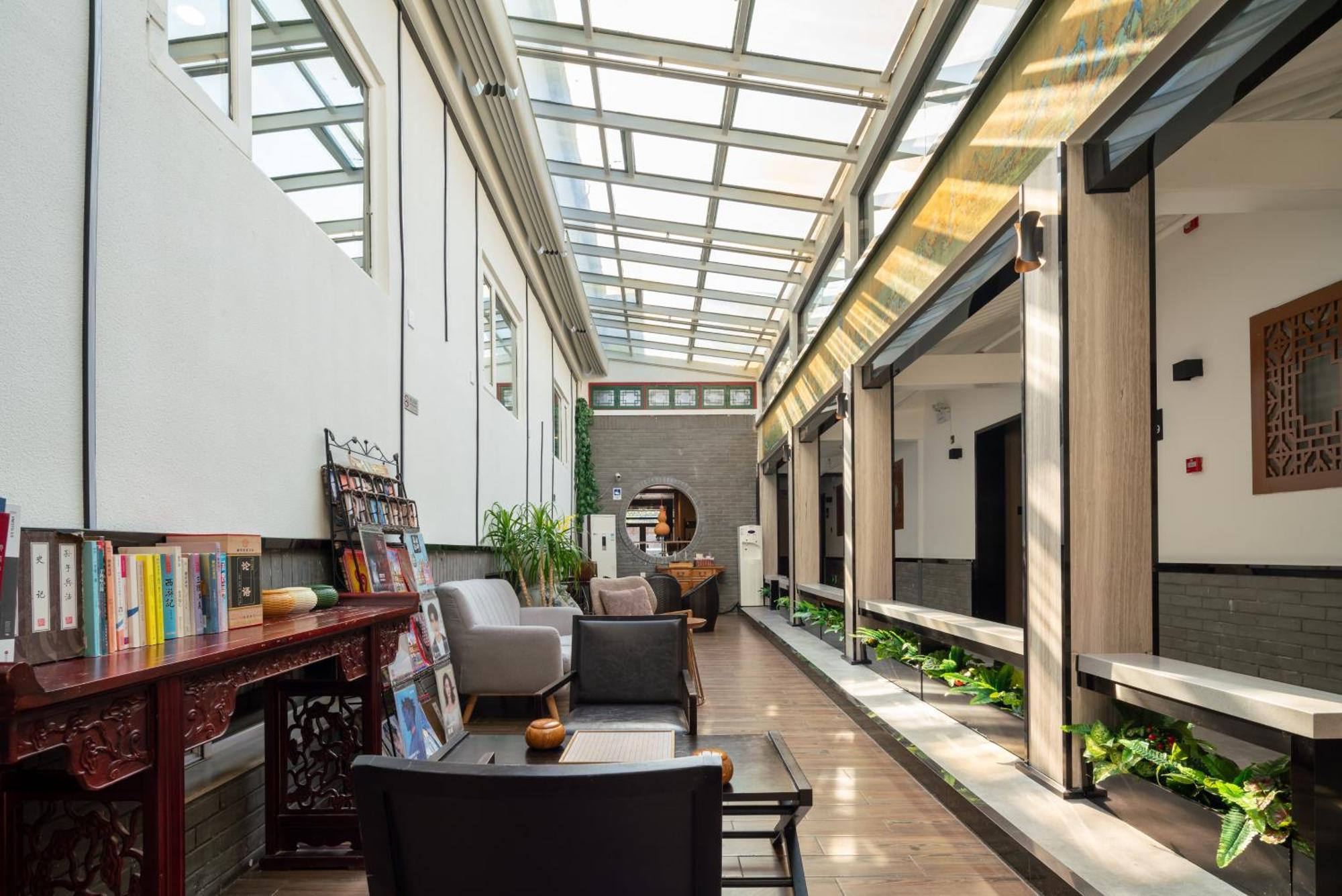 East Sacred Hotel ᴸᴱo---Foreign Accept---Tourism Service English-Speaking 丨 Near Tiananmen Forbidden City丨very Close To Metro Zhangzizhong And Beixinqiao 丨european Foot Ball English丨free Advance Tickets And Laundry Drying Service Coffee Snacks Pekín Exterior foto